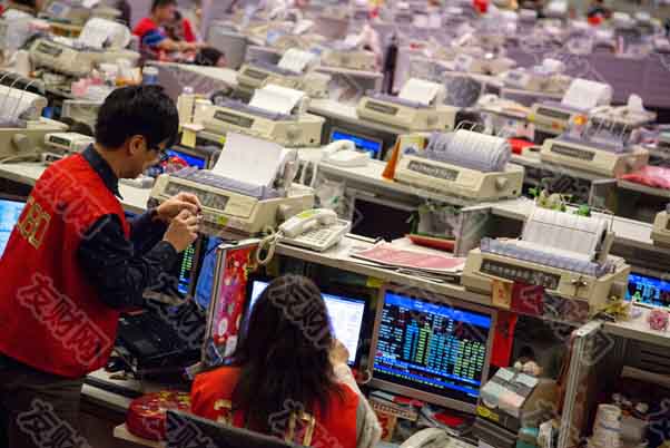 香港上调股票交易印花税对金融家造成了罕见的打击