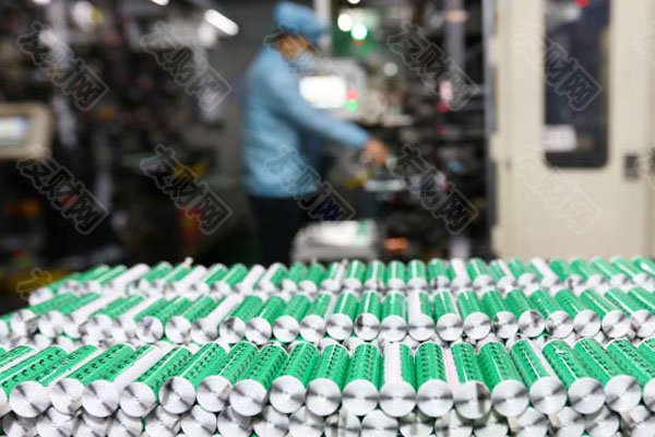 天齐锂业19亿美元贷款延期1个月一名男子在中国中部安徽省淮北市的锂电池工厂工作d.jpg