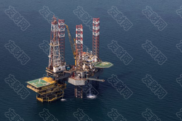 一个海上石油钻井平台位于沙特阿拉伯马尼法的沙特阿美公司在马尼法离岸油田的浅水区d.jpg