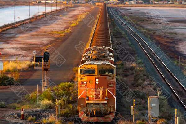 运送铁矿石的必和必拓货运列车沿着铁轨向澳大利亚黑德兰港行驶d.jpg