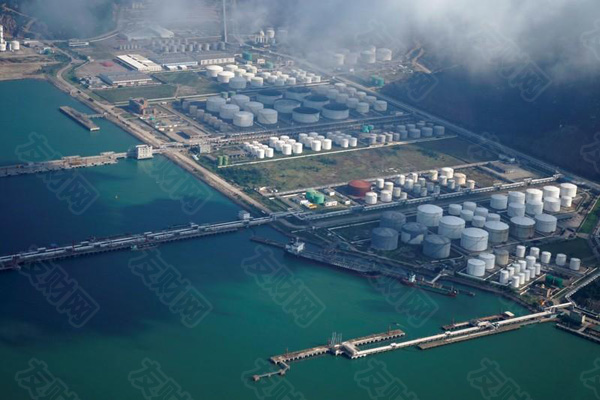 中国珠海，港口的储油库和储气库石油d.jpg
