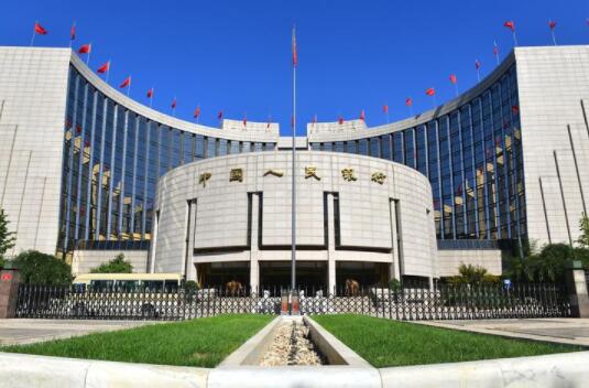 【友财网外汇资讯】-8月20日下午，人民银行党委书记郭树清同志主持召开党委(扩大)会议，传达学习习近平总书记在中央财经委员会第十次会议上的重要讲话以及会议精神，研究部署人民银行系统贯彻落实工作。人民银行行长、党委副书记易纲同志以及其他党委成员出席了会议。  会议一致认为，共同富裕是社会主义的本质要求，是中国式现代化的重要特征。党的十八大以来，党中央把逐步实现全体人民共同富裕摆在更加重要的位置。中央财经委员会第十次会议明确提出在高质量发展中促进共同富裕，是我们党践行以人民为中心的发展思想，着力解决发展不平衡不充分问题，更好满足人民日益增长的美好生活需要的重大战略安排。同时，在防范化解重大金融风险攻坚战取得重要阶段性成果的背景下，中央财经委员会第十次会议对下一步防范化解重大金融风险工作作出重要部署，为我们做好新形势下的金融工作、确保经济金融大局稳定提供了根本遵循。  会议要求，人民银行系统各单位要坚持以习近平新时代中国特色社会主义思想为指导，认真学习贯彻习近平总书记在中央财经委员会第十次会议上的重要讲话精神，进一步提高政治站位，增强“四个意识”，坚定“四个自信”，做到“两个维护”，切实把思想和行动统一到以习近平同志为核心的党中央对促进共同富裕和金融稳定发展的重大决策部署上来，坚持稳中求进工作总基调，保持宏观政策稳定性，为促进共同富裕提供有力的金融支持，坚决守住不发生系统性金融风险的底线。  一是把促进共同富裕作为金融工作的出发点和着力点。坚持不搞“大水漫灌”，综合运用多种货币政策工具，保持流动性合理充裕，引导贷款合理增长，保持货币供应量和社会融资规模增速同名义经济增速基本匹配，保持宏观杠杆率基本稳定。要不断提升金融服务实体经济能力，继续扎实做好金融支持中小微企业工作，引导金融机构加大对小微企业、“三农”、制造业、绿色发展等重点领域和薄弱环节的支持力度。要提高金融支持区域发展的平衡性和支持行业发展的协调性，促进各类资本规范健康发展，坚决防止资本无序扩张。要持续做好金融服务乡村振兴和金融帮扶工作，加强农村金融基础设施和金融服务体系建设，促进农民农村共同富裕。  二是统筹做好重大金融风险防范化解工作。要坚持底线思维，遵循市场化法治化原则，毫不松懈防范化解各种金融风险。要夯实金融稳定的基础，处理好稳增长和防风险的关系，巩固经济恢复向好势头，以经济高质量发展化解系统性金融风险。要密切监测、排查重点领域风险点，落实重大金融风险问责、金融风险通报等制度。要进一步明确监管部门、行政主管部门、地方政府以及金融机构、企业等各方责任，畅通机制、明确职责、分工配合、形成合力，推动做好重点省份高风险机构数量压降工作。要进一步加强政策研究储备，加强金融法治和基础设施建设，加快推进制定《金融稳定法》。  三是深入推进全面从严治党。各级党委(党组)要切实负起责任，持续提升党建工作质量，严肃党内政治生活，强化政治教育和政治引领。不断提升“两个责任”落实质量，推动全面从严治党各项任务落实。要严格制度执行，关口前移、注重预防，及时排查人员异常情况。要一体推进惩治金融腐败和防控金融风险，严查金融风险背后的腐败问题，提升金融系统干部队伍监管能力，对参与“围猎”和甘于被“围猎”等违纪违法行为，发现一起，查处一起，绝不手软，打造一支忠诚干净担当的干部队伍。  人民银行各司局、党委各部门主要负责同志以及派驻纪检监察组负责同志列席了会议。  （文章来源：央行网站）