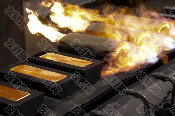 有色金属厂正在铸造黄金金条d.jpg