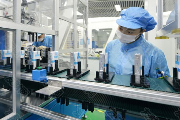 中国工人们正在生产电动车用锂离子电池d.jpg