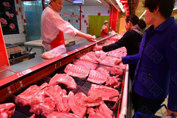 【友财网外汇资讯】-再过20天就到春节了，不少民众也开始准备年货食材。春节前通常是猪肉的消费旺季，今年的行情怎样？来看记者在北京市场的探访。  旺季不旺供大于求  全国猪肉价格连降5周  在北京一家品牌猪肉销售门店，工作人员告诉记者，近一个多月猪肉市场呈现旺季不旺、价格走低的特点。  北京某猪肉销售门店工作人员李苗：这段时间销售比较平淡，价格有所下降，每斤下降一到两元。  李苗介绍说，按照往年规律，冬季包括元旦春节前后，都是腌腊、灌肠以及集中备货的猪肉消费旺季，但是在去年10月初，猪肉价格跌至近三年来的低点，引发居民提前腌腊、灌肠，以及食品企业的囤肉，这导致了旺季消费需求的分散和透支。  而北京新发地批发市场的负责人则表示，近一个多月，市场白条猪日均上市量同比去年增加幅度都在50%左右，这也是猪肉价格下降的主要原因。  北京新发地市场分析师刘通：像去年12月初，新发地市场白条猪批发价是每公斤21元左右，现在每公斤19元左右，主要是毛猪的产能比较充足，所以白条猪的上市量也比较强。  不仅在北京，全国猪肉价格也连续走低，据农业农村部对全国500个集贸市场监测，2022年第一周全国猪肉价格每公斤27.71元，环比下降0.6%，同比下降47.7%，已经连续5周下降。  生猪存栏高屠宰量大  春节期间猪肉供应充足  记者了解到，目前生猪存栏高企，屠宰量大。随着节日将至，肉类食品公司也加大了投放，春节期间，猪肉供应充足。  在位于北京昌平区的一家肉类食品公司，工人正在将白条猪装车运往北京各大批发市场和超市。  北京某肉类食品公司副总经理孙铁新：目前我们每天向北京市场供应8000头左右，预计到腊月十五以后，每天将向北京市场供应10000头左右。  孙铁新介绍，春节期间猪肉供应充足，主要是很多养殖户赶在节前集中出栏。  数据显示，截至2021年3季度末，我国生猪存栏量超4.3亿头，同比增加18.2%，2021年11月末全国能繁母猪存栏量4296万头，超出正常保有量的4.8%，这些保障了未来猪肉的宽松供给。  农信互联生猪行业分析师夏晨丰：春节期间，猪肉上市量将有所增加，去年11月份和12月份，全国规模猪场5月龄中大猪存栏量同比分别增长25.9%和27.5%，按2个月左右的育肥时间，对应春节前后的生猪上市量较大，猪肉整体供给宽松，肉价仍处在下行周期内。  文章来源：央视财经