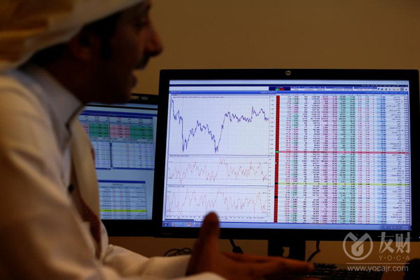 沙特利雅得，一名投资者盯着屏幕上的股票信息外汇股票期货x.jpg