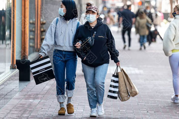 虽然我国目前还未有猴痘确诊病例的报道，但有观点认为猴痘病毒输入我国的风险将持续存在，而多位专家向财联社记者分析认为，猴痘大规模扩散的可能性较低，在我国传播起来的难度或较大，因此不大看好猴痘相关产品在国内的市场，可能主要市场空间在国外。