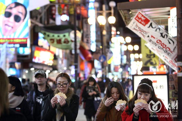 根据日本内阁府周一公布的数据，今年第二季度日本国内生产总值（GDP）折合成年率为增长2.2%。这意味着日本经济连续第三个季度实现增长，并使其经济规模达到542.1万亿日元（4.1万亿美元），已高于2019年底的水平。第一季度的GDP也从之前的收缩修正为扩张。