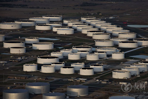 根据船舶跟踪公司Kpler的数据，目前有约9300万桶伊朗原油和凝析油存储在陆上储罐和海上油轮中，等待运送。而据另一家公司Vortexa估计，伊朗原油大约在6000至7000万桶。