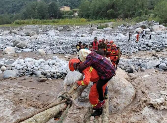 据央视新闻消息，截至6日7时，甘孜州报告37人遇难、失联12人，已收治伤员170人，其中重伤56人。雅安石棉县共接报28人遇难，78人受伤，受伤人员均已送往医院救治。截至目前，此次地震共造成65人遇难。