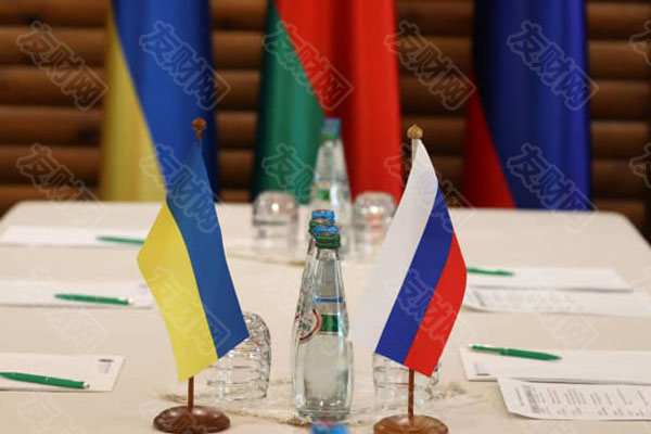 在白俄罗斯布列斯特地区，两国官员会谈前，一张桌子上出现了乌克兰和俄罗斯国旗d.jpg