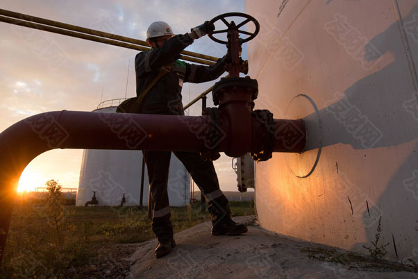 沙特阿拉伯和俄罗斯宣布限制供应后 石油价格上涨