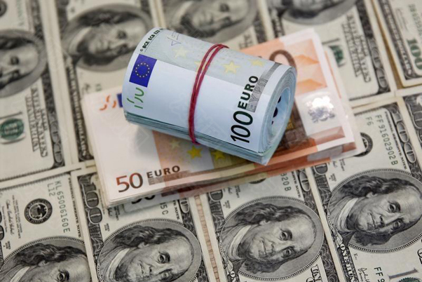 美元徘徊在一年低点附近 欧元触及17个月高点