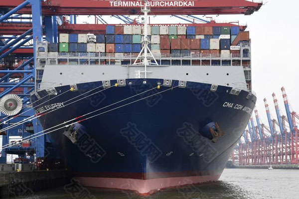 集装箱货船在亚洲港口等待 零售商正努力出售过剩库存
