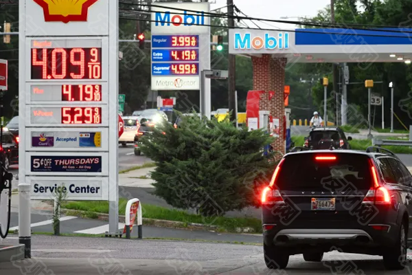 随着汽油价格的上涨 美国人对经济的信心下降