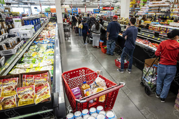 美国中产阶级的消费能力正在恢复 但进展是“脆弱的”