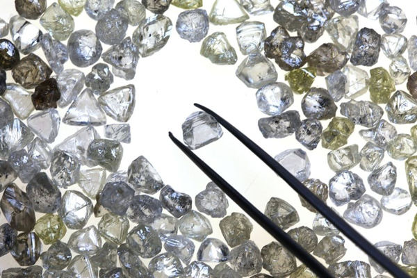 一家俄罗斯钻石巨头为了阻止价格暴跌而停止了销售