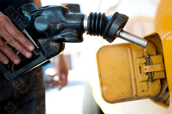 美国加州汽油价格自7月以来首次跌破5美元