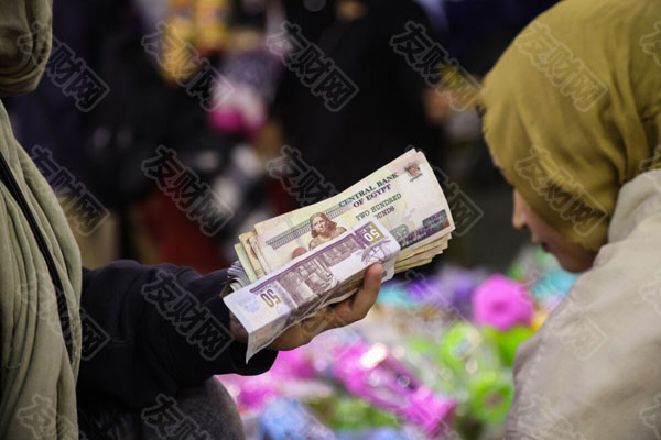 千禧交易员在埃及货币暴跌中获得4000万美元意外之财 埃及镑纸币